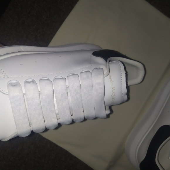 McQueen - Picture 4 of 6